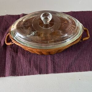 VINTAGE GLASSBAKE CASSEROLE DISH WITH LID & WICKER BASKET J235 1QT 29 USA 79